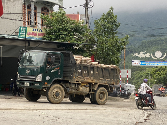Nguy cơ tai nạn tiềm ẩn với những chiếc xe chở vật liệu như thế này