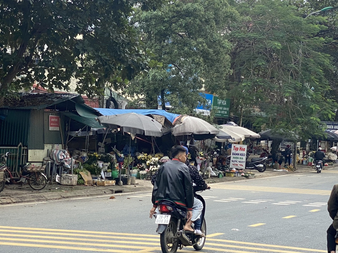 Ngay giữa lòng đường QL6