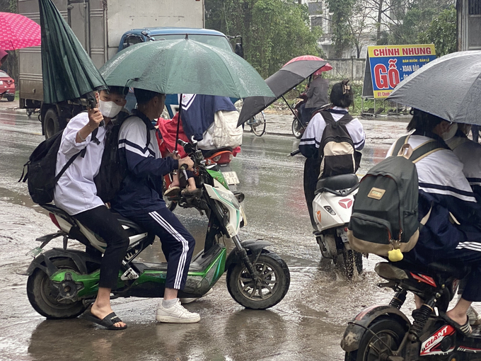 Một tay che ô, một tay điều khiển phương tiện giao thông trong đó có xe đạp điện, xe máy điện rất nguy hiểm