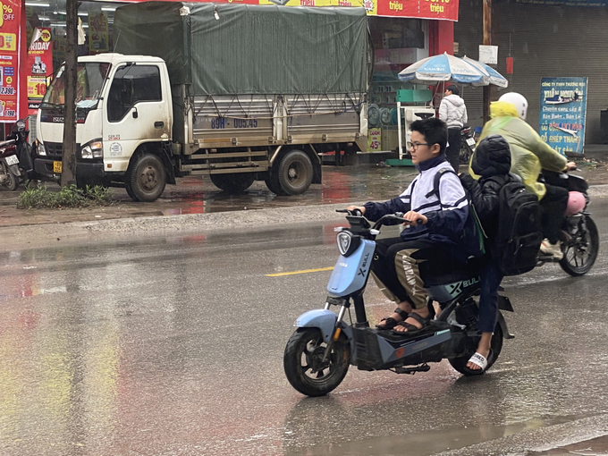 Các em học sinh độ tuổi còn rất nhỏ nhưng đã sử dụng xe điện tốc độ tối đa tới 35km/h, nặng khoảng 75kg.