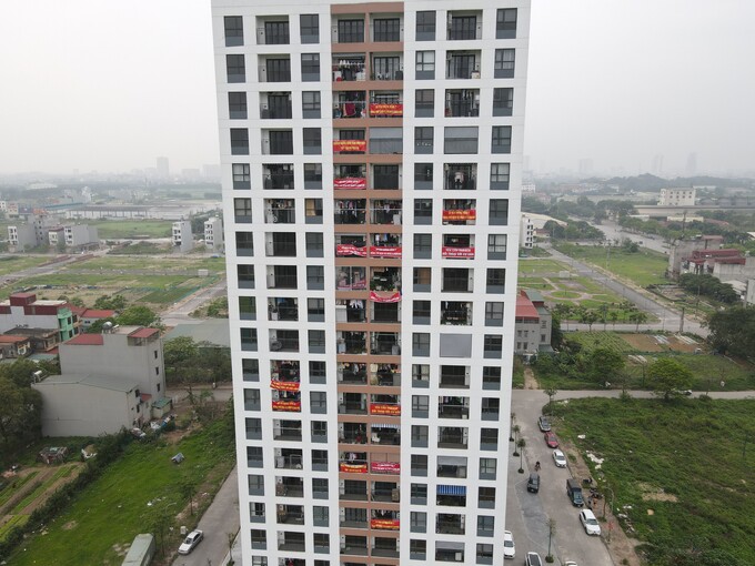 Cư dân tại chung cư treo bằng rôn phản đối.
