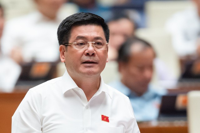 Bộ trưởng Bộ Công Thương Nguyễn Hồng Diên đã trao đổi, làm rõ những vấn đề liên quan mà đại biểu Quốc hội quan tâm, đề cập về vấn đề phát triển năng lượng tái tạo, cơ chế tính giá năng lượng tái tạo