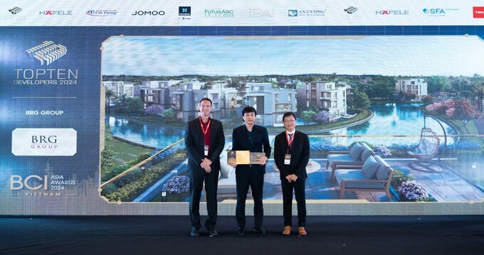 Đại diện Tập đoàn BRG nhận giải thưởng “Top 10 công ty Chủ đầu tư hàng đầu 2024”