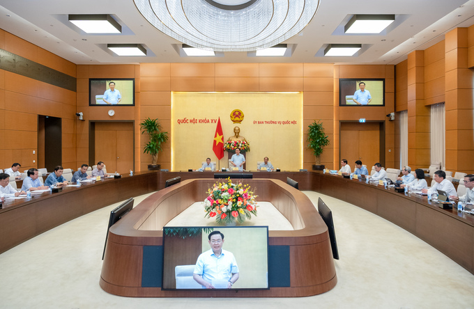 Chủ tịch Quốc hội Vương Đình Huệ chủ trì buổi làm việc với các chuyên gia về tình hình kinh tế - xã hội