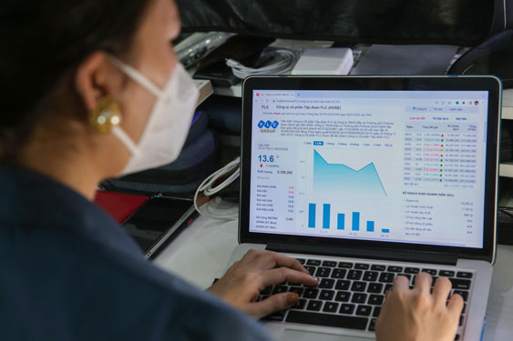 Nhóm cổ phiếu liên quan đến ông Trịnh Văn Quyết một lần nữa khiến các nhà đầu tư “đứng ngồi không yên”. Ảnh HOÀNG TRIỀU