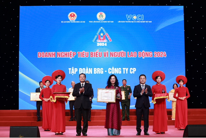 Đại diện Tập đoàn BRG nhận bằng khen của Bộ Lao Động Thương Binh và Xã hội tại Lễ vinh danh Doanh nghiệp tiêu biểu vì Người lao động năm 2024.
