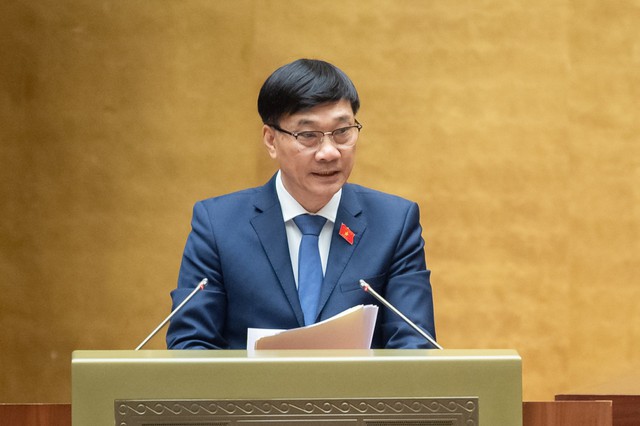 Ủy viên Ủy ban Thường vụ Quốc hội, Chủ nhiệm Ủy ban Kinh tế của Quốc hội Vũ Hồng Thanh trình bày Báo cáo tiếp thu, giải trình, chỉnh lý dự thảo Luật Các tổ chức tín dụng (sửa đổi)