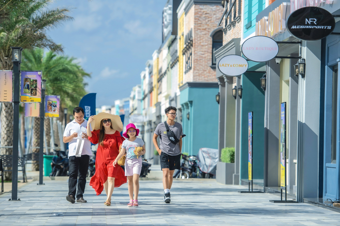 Dãy shophouse quy tụ hàng loạt thương hiệu thời trang, ẩm thực danh tiếng; công viên giải trí Tropicana Park và hàng loạt phân kỳ da dạng
