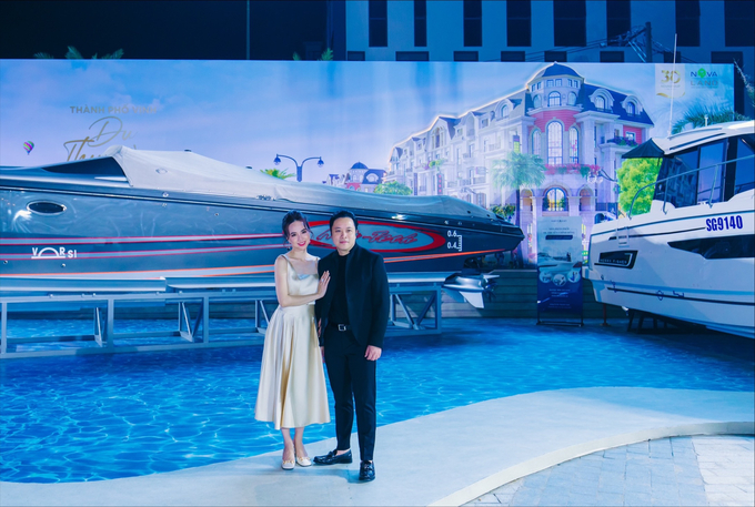Đạo diễn Victor Vũ- diễn viên Đinh Ngọc Diệp tại Novaland Gallery. Ảnh: Novaland
