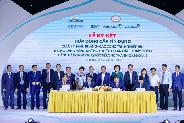Thủ tướng và các đại biểu chứng kiến lễ ký kết hợp đồng cấp tín dụng trị giá 1,8 tỷ USD cho dự án thành phần 3 của Cảng Hàng không quốc tế Long Thành