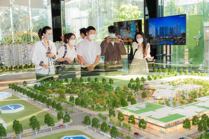 Các chủ đầu tư có thể sẽ gặp thách thức trong việc huy động vốn trong vài quý tới. Do đó, hoạt động bán hàng có thể sẽ được đẩy mạnh trong khi mở rộng quỹ đất sẽ chậm lại, giúp giá nhà đất hạ nhiệt trong các quý còn lại của năm