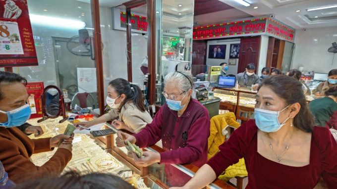 Tiệm vàng Phương Xuân huy động cả người già để phục vụ khách hàng ngày vía Thần Tài