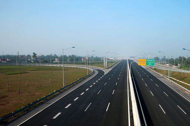 Yêu cầu về thiết bị thi công chủ yếu: Căn cứ quy mô, tính chất của gói thầu mà bên mời thầu đưa ra yêu cầu về thiết bị thi công chủ yếu cho phù hợp (số lượng, chủng loại, tính năng, công suất).