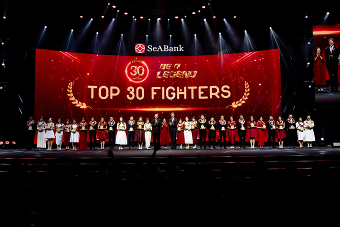 30 CBNV co thanh tich kinh doanh xuat sac nhat duoc vinh danh tai buoi le