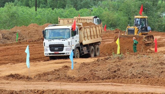 Các đơn vị thi công đang khẩn trương san ủi nền đường