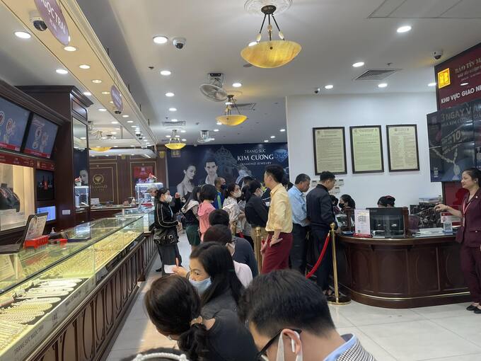 Khách đến giao dịch vàng tại một cửa hàng vàng bạc trên địa bàn Hà Nội sáng 10/4