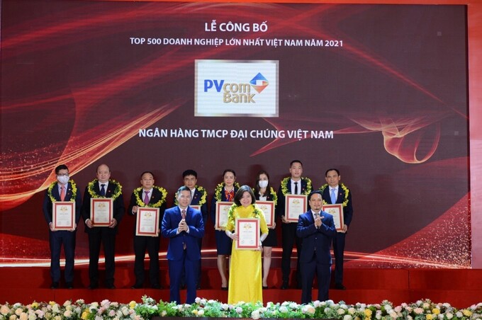 Đại diện Ban Điều hành PVcomBank nhận giải thưởng từ Ban Tổ chức