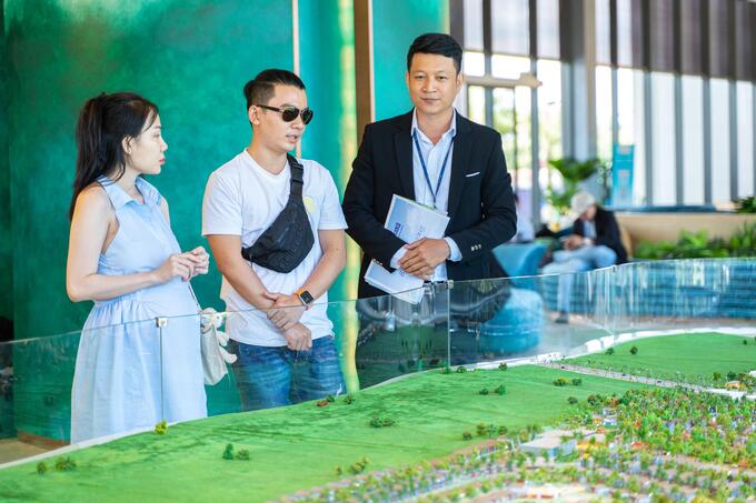 Nhà đầu tư Võ Hoài Nam tham quan khu vực sa bàn NovaWorld Ho Tram