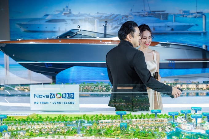 Vợ chồng cặp sao tìm hiểu thêm thông tin về phân kỳ Long Island. Ảnh: Novaland