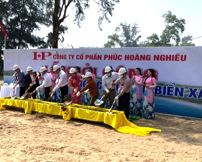 Các đại biểu dự lễ khởi công Dự án Khu du lịch công viên Biển Xanh
