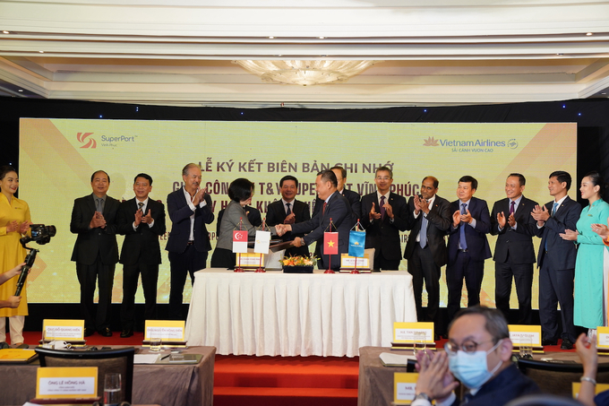 VNA ký kết Biên bản ghi nhớ hợp tác với Công ty T_Y SuperPortTM - liên doanh giữa T_T Group và Tập đoàn YCH (Singapore). Ảnh: VNA