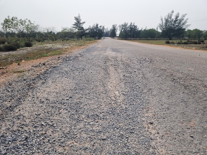 Được biết, Dự án Sửa chữa hư hỏng cục bộ nền, mặt Đường tỉnh 565 (Km10+650 – Km13+590) do Sở Giao thông vận tải Quảng Bình làm chủ đầu tư. Đơn vị trúng thầu là Công ty TNHH Xây dựng Dũng Phát với giá trúng thầu 2.133.511.204 đồng, thời gian thực hiện trong 150 ngày.