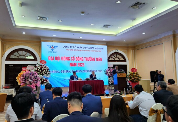 Cuộc họp đại hội đồng cổ đông của Viconship năm nay được xem là “có tính chất lịch sử khi Chủ tịch giã từ sân chơi”, theo góc nhìn của một cổ đông phát biểu tại đại hội