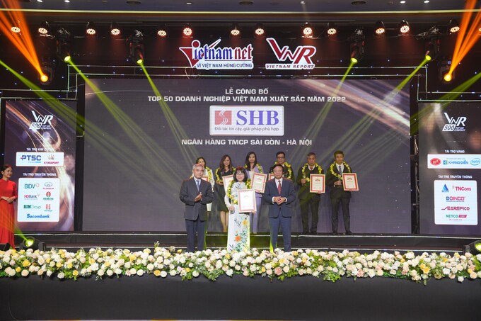 Phó Tổng Giám đốc Hoàng Thị Mai Thảo đại diện SHB nhận giải thưởng “Top 50 Doanh nghiệp xuất sắc nhất Việt Nam 2022”