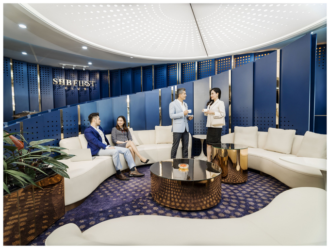 SHB First Club gây ấn tượng mạnh với không gian tổng hòa của sự sang trọng thời thượng với President Suite, phòng hút Cigar riêng tư, khu massage giữa vườn cây, khu làm việc biệt lập, tầm nhìn ra đường băng