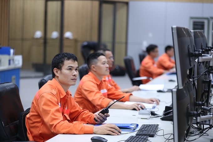 Trong ca trực, Điều hành viên phòng Kiểm soát có nhiệm vụ đảm bảo thiết bị vận hành an toàn, liên tục