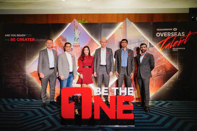 CEO Techcombank Jens Lottner cùng Ban Lãnh đạo cấp cao tại sự kiện HR Overseas Talent Roadshow
