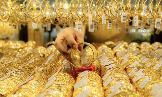 So với chốt phiên tuần trước, giá vàng sáng nay giảm thêm 2 triệu đồng/lượng, còn 79 - 81 triệu đồng/lượng (mua - bán)