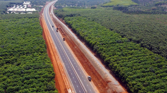 Một đoạn cao tốc Phan Thiết-Dầu Giây đã hoàn thiện như một dải lụa vắt ngang qua những vạt rừng cây cao su xanh hút tầm mắt đoạn qua huyện Cẩm Mỹ (Đồng Nai)