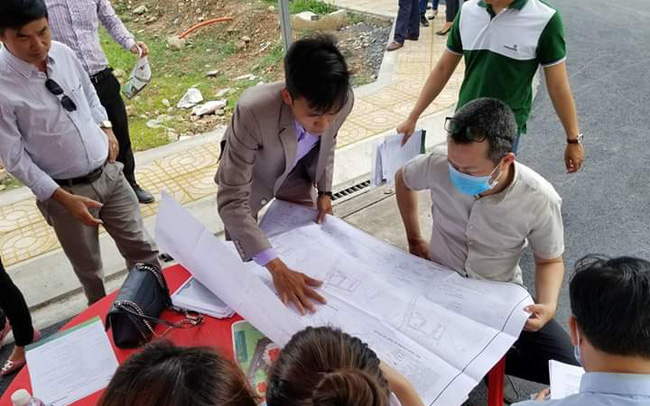 Cơn sốt đất cuối năm 2021 dựa trên niềm tin của nhà đầu tư về thị trường sau dịch cộng thông tin đồn thổi nên sẽ khó bền vững. Ảnh môi giới tư vấn khách tỉnh