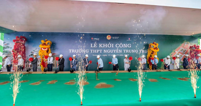 Đại diện các cấp chính quyền cùng VPBank và đơn vị thi công thực hiện nghi lễ khởi công