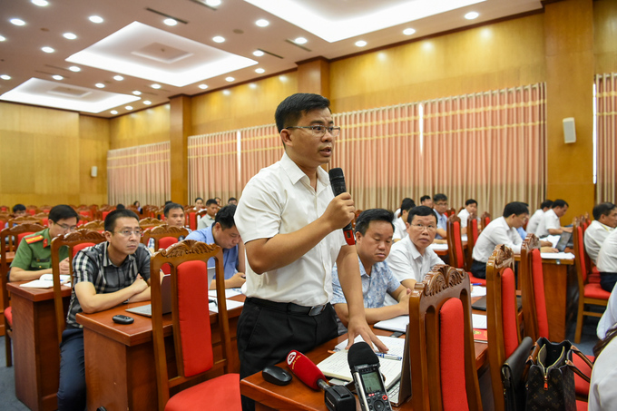 Đại diện các Sở, ngành phát biểu trả lời câu hỏi tại buổi họp báo.