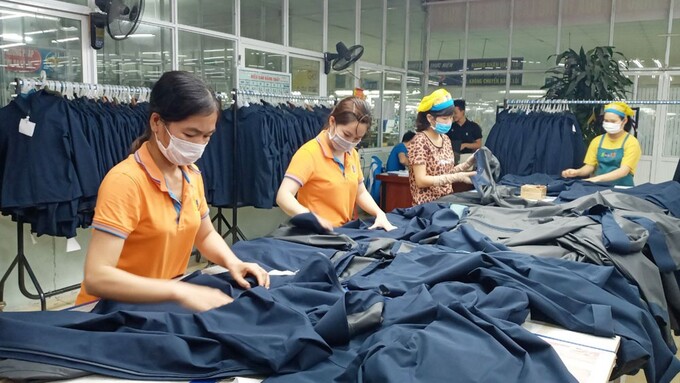 Hoạt động sản xuất tại Công ty cổ phần Tổng Công ty May Bắc Giang LGG (Lạng Giang)
