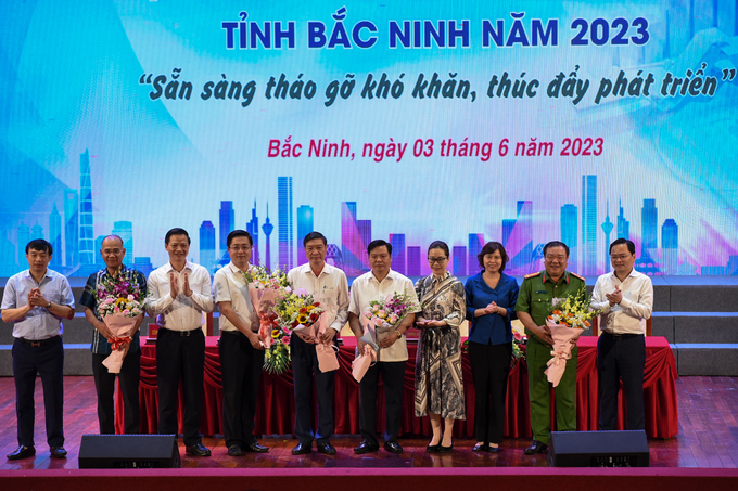 Bí thư Tỉnh ủy Bắc Ninh cùng các đồng chí lãnh đạo tặng hoa chúc mừng 5 tổ chuyên gia gỡ khó gồm: Tổ Quy hoạch – Xây dựng; Tổ đất đai – Môi trường; Tổ Đầu tư; Tổ lao động và Tổ an ninh, an toàn.