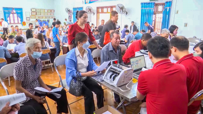 Người dân xã Song Liễu (TX Thuận Thành, Bắc Ninh) nhận tiền đền bù GPMB Vành đai 4.