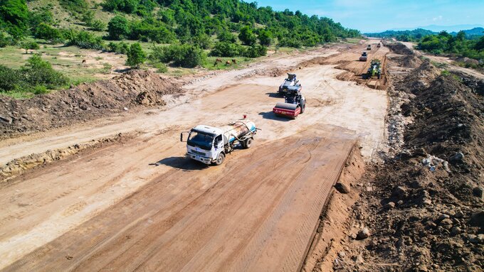Tính đến ngày 24/11, có 8 dự án lớn vẫn chưa đáp ứng tiến độ giải ngân và tiến độ thi công. Trong đó, có 5 dự án do địa phương làm chủ đầu tư