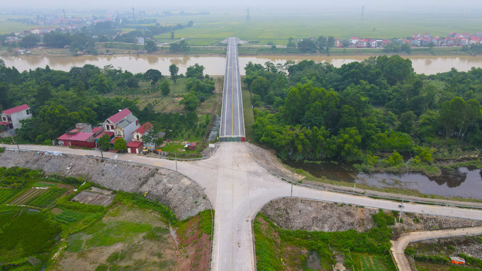 Cây cầu trị giá 110 tỷ đồng cụt ngủn, không có đường dẫn khiến người dân nơi đây không khỏi tiếc nuối, xót xa.
