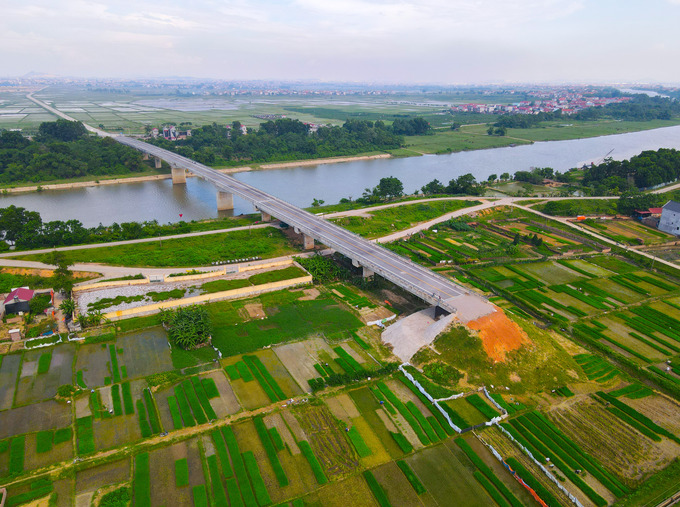 Cây cầu Xuân Cẩm có tổng chiều dài 479,5m, bề rộng cắt ngang cầu 12m, đã được thảm bê tông nhựa, sơn vạch kẻ đường hoàn chỉnh.