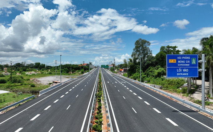 Tháo gỡ khó khăn, đẩy mạnh giải ngân vốn đầu tư công, nhất là đối với các dự án giao thông liên vùng không chỉ góp phần “kích cầu”, mà điều quan trọng là góp phần củng cố hạ tầng kỹ thuật, góp phần nâng cao nội lực tăng trưởng của nền kinh tế