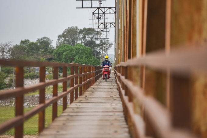 Với thiết kế ban đầu chủ yếu phục vụ tàu hỏa, nên mặt cầu rất nhỏ chỉ rộng khoảng hơn 1m và có một làn lưu thông dành cho xe máy, xe đạp rất nhỏ. Chính vì vậy người tham gia giao thông qua cầu gặp nhiều khó khăn, bất tiện.