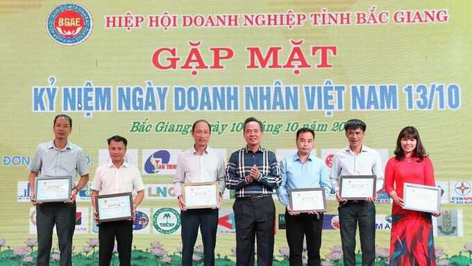 Đồng chí Bùi Văn Hạnh, Chủ tịch Hiệp hội DN tỉnh trao giấy chứng nhận hội viên mới cho các doanh nghiệp