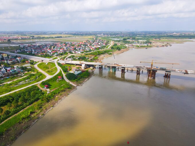 Ví trí cầu cách lăng Kinh Dương Vương khoảng 500m về phía thượng lưu, góp phần kết nối giao thông các khu di tích lịch sử phía nam và phía bắc sông Đuống tại tỉnh Bắc Ninh.