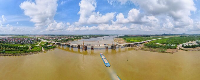 Trao đổi với phống viên, đại diện tư vấn giám sát của dự án cho biết, đây là cây cầu có kiến trúc đẹp, tính thẩm mỹ cao song đi liền với đó là kết cấu phức tạp. Hơn nữa là thi công dưới sông có mực nước sâu, vì vậy yếu tố an toàn được đặt lên hàng đầu. Hiện tại, trên công trường đang thường trực 7 mũi thi công liên tục để đảm bảo tiến độ đề ra của dự án.