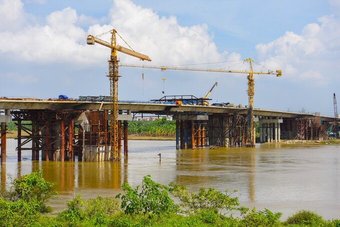 Hiện tại, trên công trường đang thường trực 7 mũi thi công liên tục để đảm bảo đúng tiên độ dự án. Đến nay cầu đã hoàn thành được khoảng 80% tiến độ công trình.