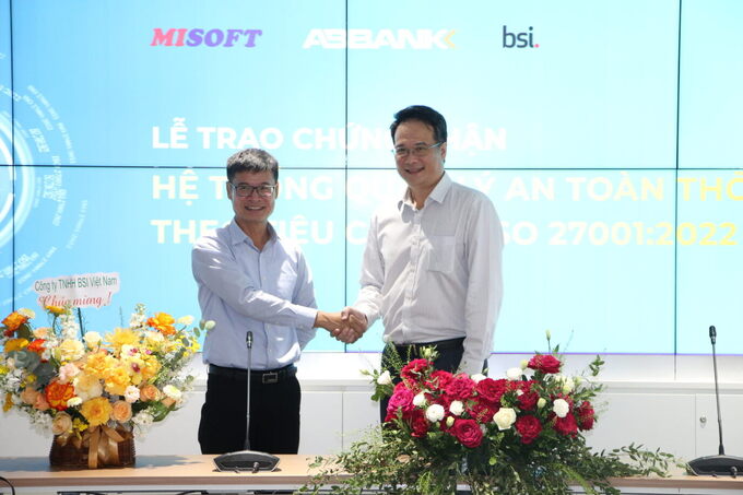 Đại diện BSI chúc mừng hợp tác thành công với đại diện ABBANK