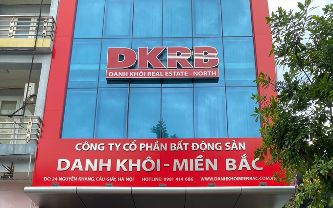 Trong đó, Danh Khôi bị phạt 150 triệu đồng do đã công bố thông tin sai lệch về giải trình nguyên nhân lợi nhuận sau thuế năm 2021 thay đổi hơn 10% so với năm 2020 trên Báo cáo tài chính công ty mẹ đã kiểm toán.
